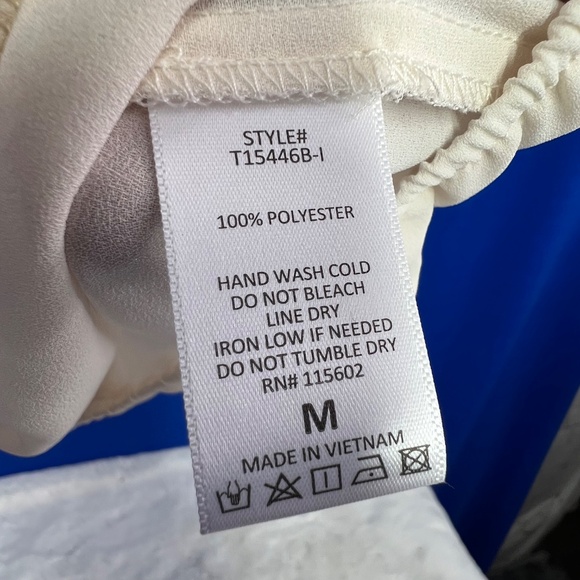 🔥2/$10 |•LUSH•| Cream Semi-sheer Crisscross Top Size Medium - Picture 7 of 7